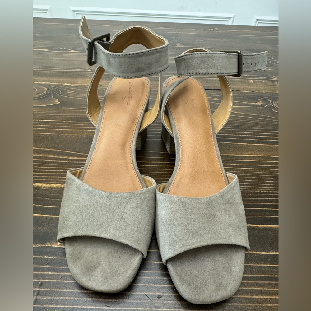 Universal Threads sandal heels.